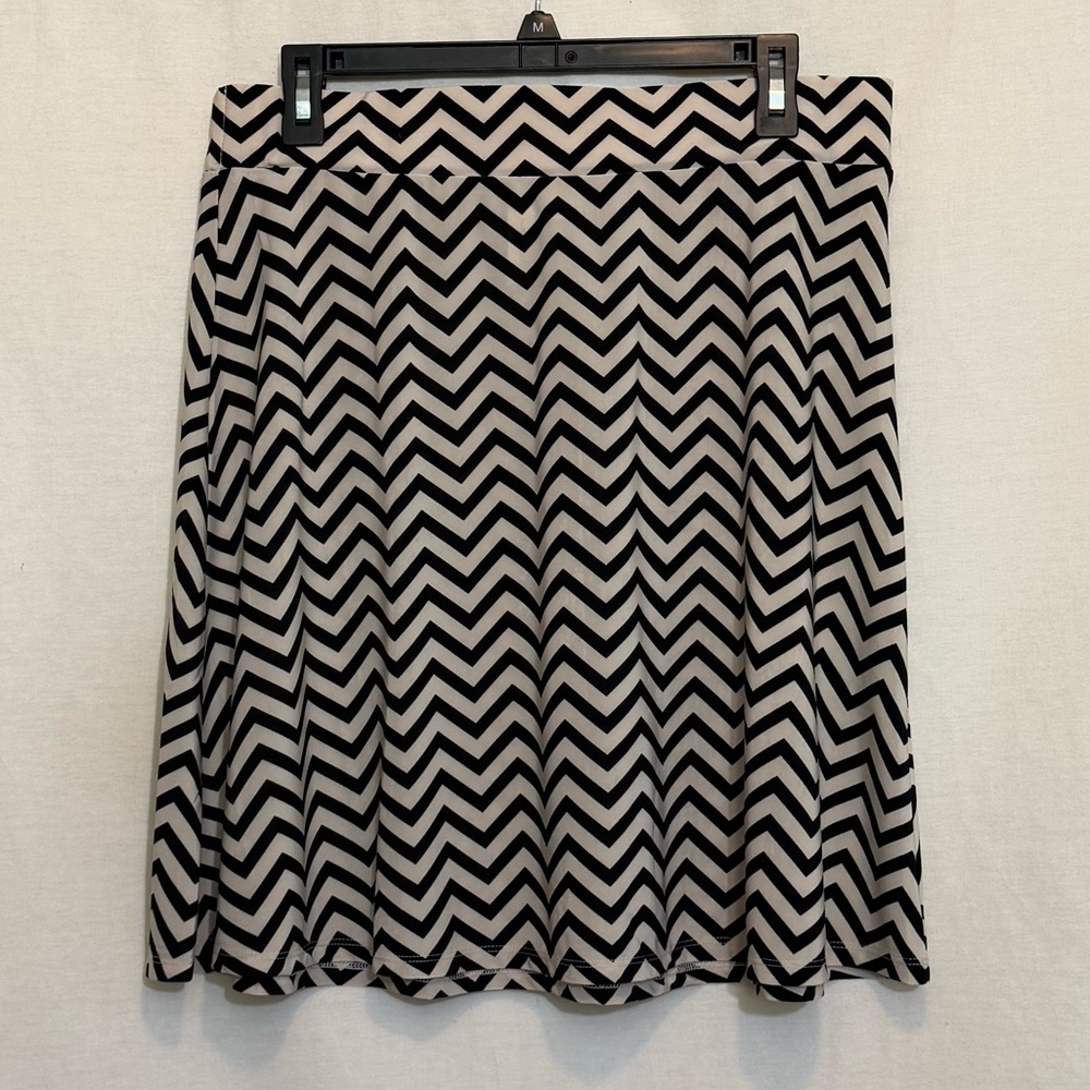 E-119 Tacera Cream & Black Chevron Print Elastic Waist MIDI Skirt Size L